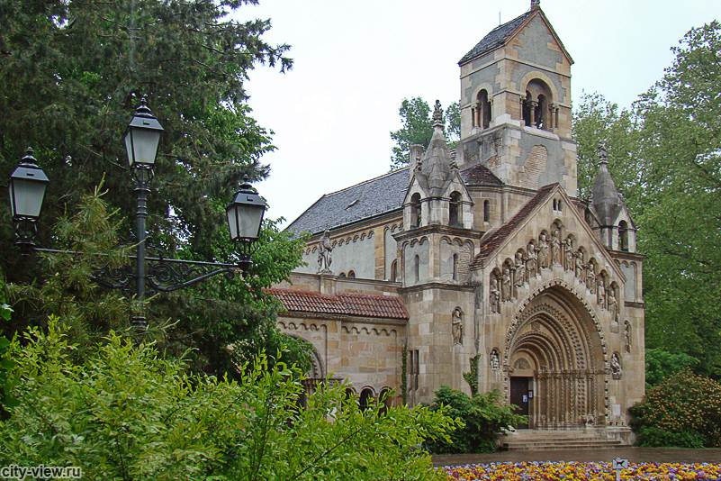 Церковь в парке Варошлигет