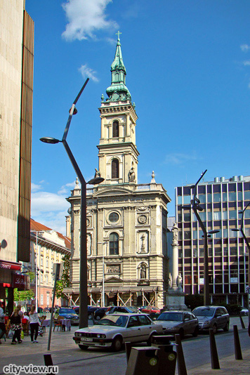 Площадь Szervita, церковь Святой Анны