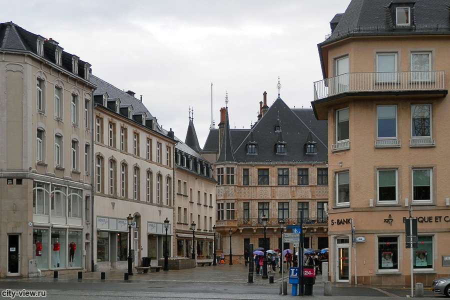 Улица de la Reine, Большой герцогский дворец Люксембурга