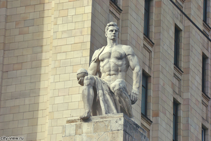 Скульптура, украшающая сталинскую высотку на Кудринской площади