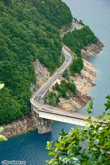 Мост на Пивском озере, около Плужине