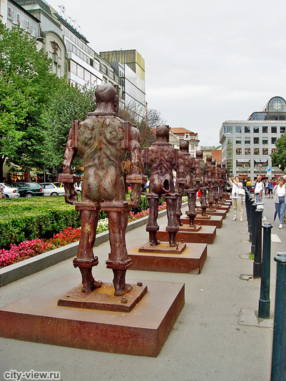 Инсталляция Iron Men на Вацлавской площади в Москве