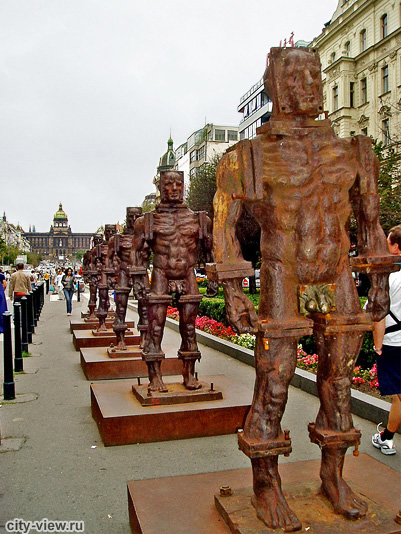 Инсталляция Iron Men на Вацлавской площади в Москве
