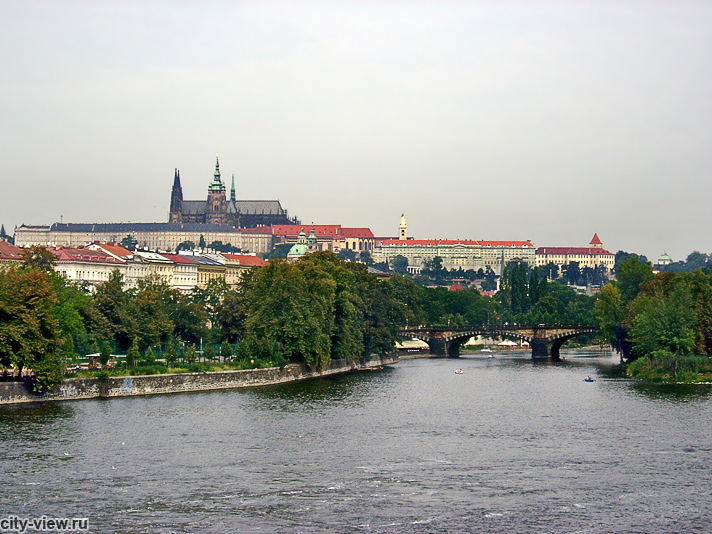 Вид на Влтаву и центр Праги с Йираскувого моста