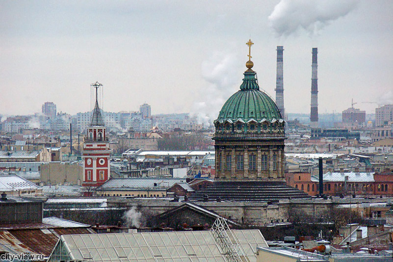 Купол Казанского собора и башня бывшего здания Городской думы
