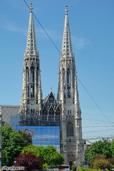 Реклама нижнего белья на церкви Вотивкирхе