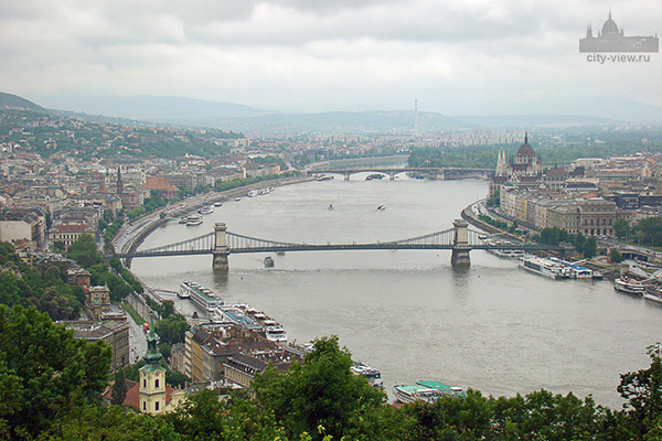 Вид на Будапешт и Дунай с горы Геллерт