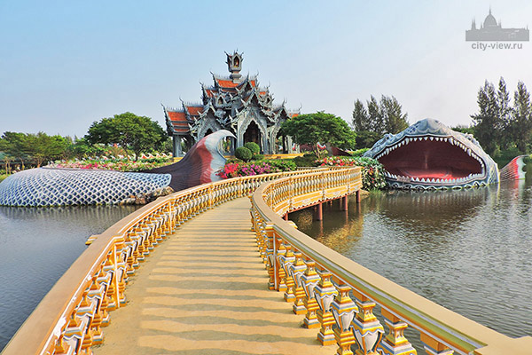 Мост и павильон в парке Muang Boran