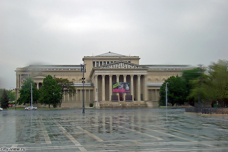 Музей изобразительных искусств на площади Героев в Будапеште