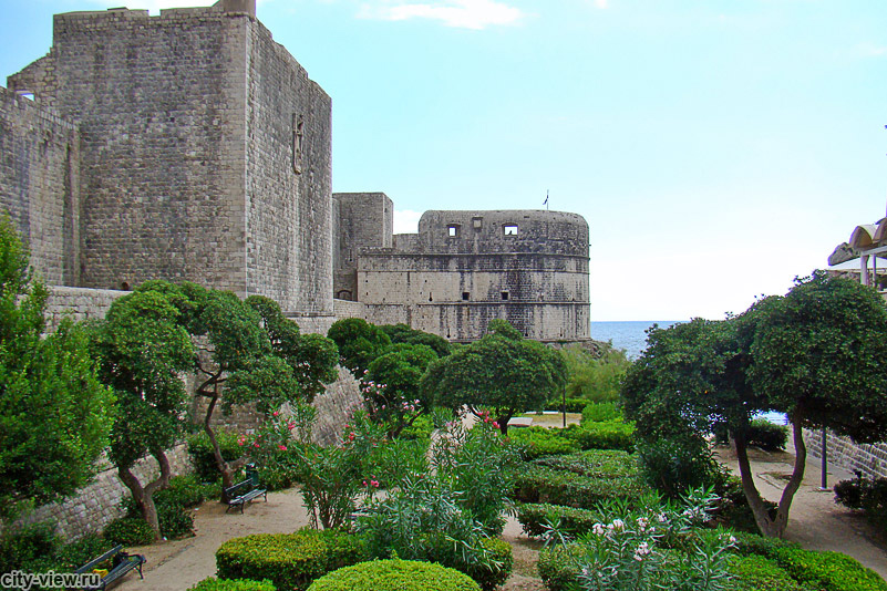 Крепостные стены и ров вокруг Дубровника