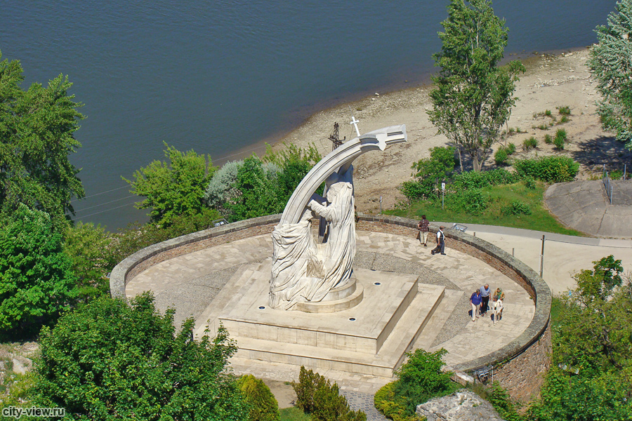 Памятник в честь тысячелетия принятия христианства венграми
