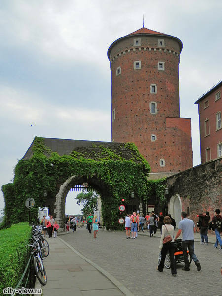 Бернардинские ворота Вавельского замка в Кракове