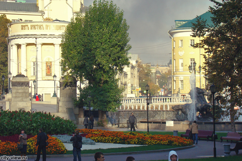 Александровский сад, начало Большой Никитской улицы