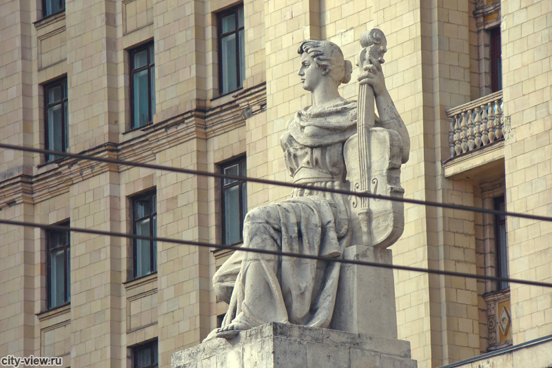 Скульптура, украшающая сталинскую высотку на Кудринской площади