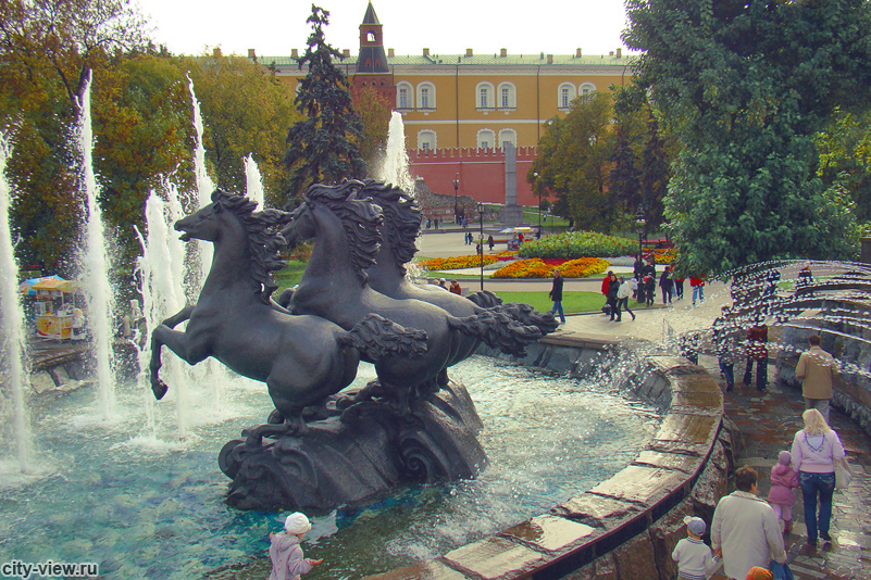 Александровский сад, церетеллевские кони