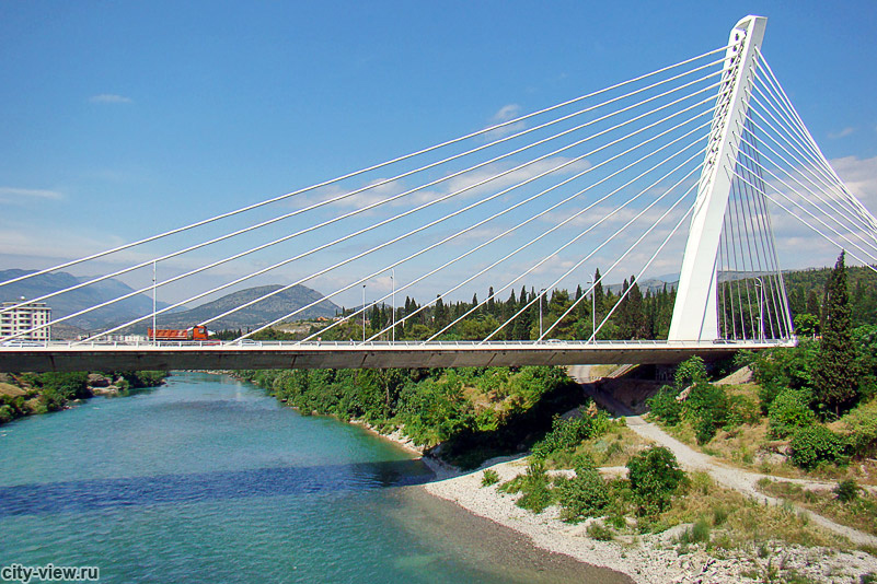 Подгорица. Мост Миллениум через реку Морачу