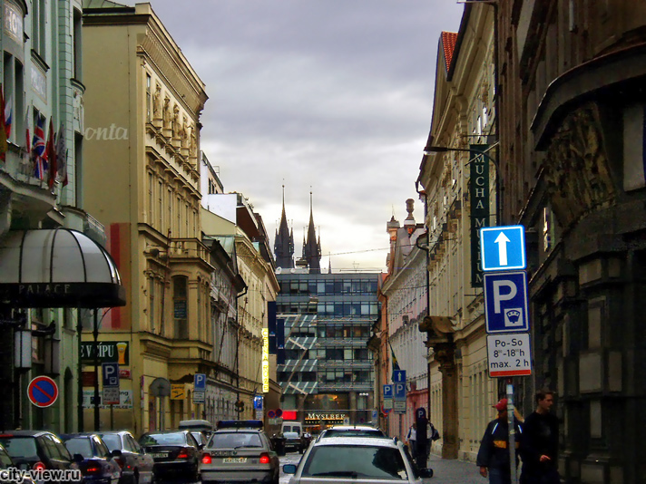 Вид с улицы Panska на башни Тынского храма на Староместской площади