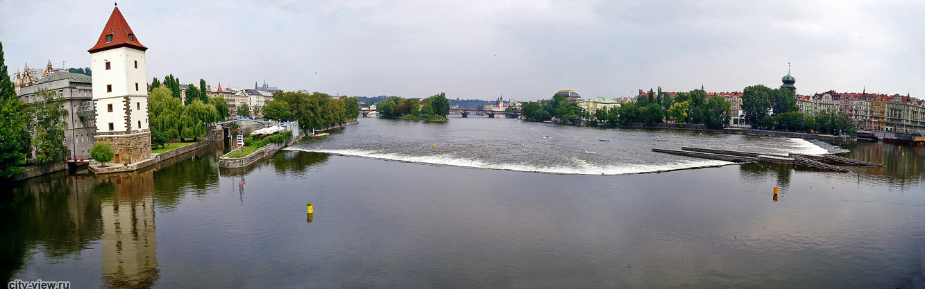 Вид на Влтаву и центр Праги с Йираскувого моста