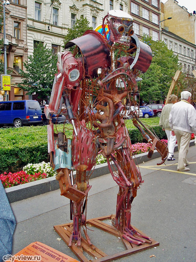 Скультура Робот на Вацлавской площади в Праге