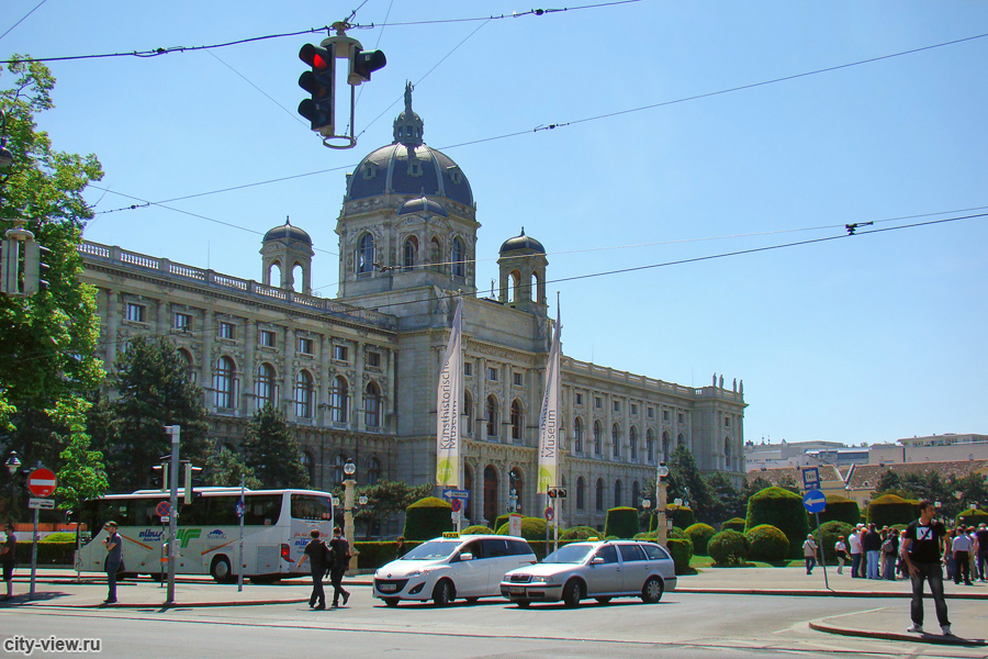 Музей истории искусств на площади Марии Терезии в Вене