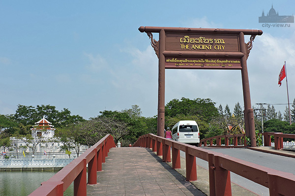 Вход в парк Muang Boran